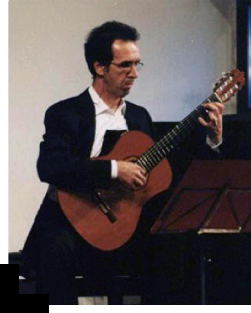 Eligio Bratus con la chitarra